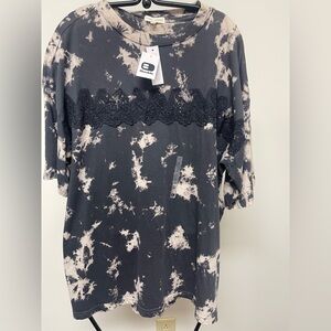 Umgee Charcoal and Cream Tie-Dye Lace Top
Buckle